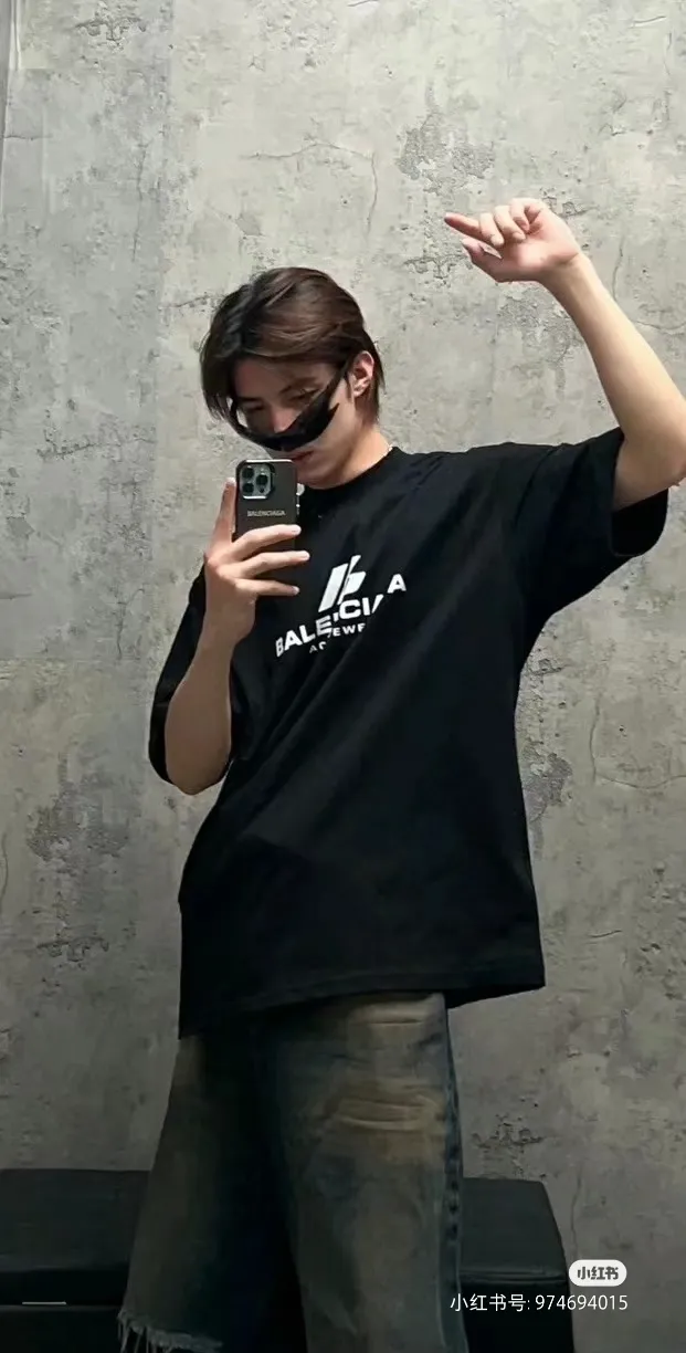 P80✨🔥 BALENCIAGA Paris 3M reflective letter printed short-sleeved T-shirt. Custom-woven and dyed 280g combed cotton heavyweight fabric. Zero color difference in threads. Perfect details. Different from the current currency version. Welcome to compare. Same Style for men and women. Must-sell in the picture above. Color: White Black Size: 1 2 3 4
